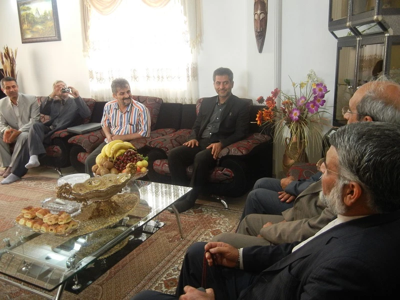 حضور معاون توسعه مدیریت و منابع دانشگاه فرهنگیان  و همکاران در دیدار با خانواده ی محترم همکار ایثارگر و جانباز آقای ابراهیم خیراله زاده