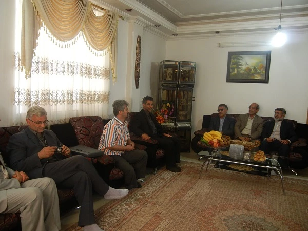 حضور معاون توسعه مدیریت و منابع دانشگاه فرهنگیان  و همکاران در دیدار با خانواده ی محترم همکار ایثارگر و جانباز آقای ابراهیم خیراله زاده