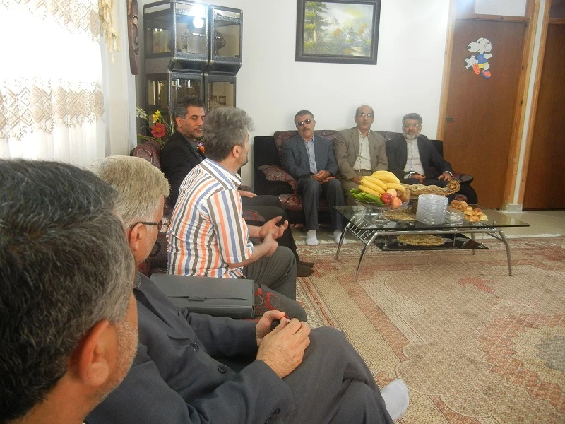 حضور معاون توسعه مدیریت و منابع دانشگاه فرهنگیان  و همکاران در دیدار با خانواده ی محترم همکار ایثارگر و جانباز آقای ابراهیم خیراله زاده