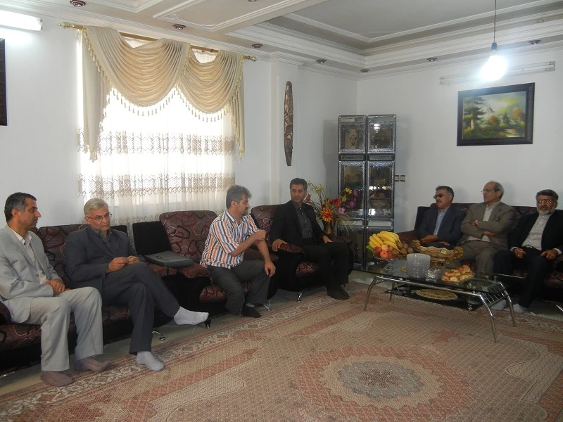 حضور معاون توسعه مدیریت و منابع دانشگاه فرهنگیان  و همکاران در دیدار با خانواده ی محترم همکار ایثارگر و جانباز آقای ابراهیم خیراله زاده