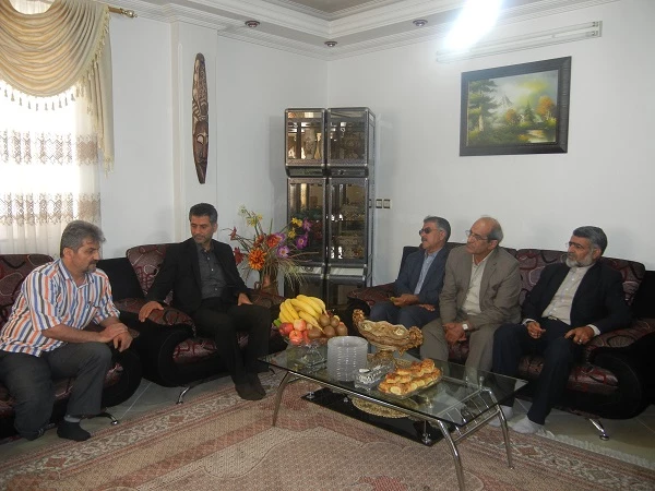 حضور معاون توسعه مدیریت و منابع دانشگاه فرهنگیان  و همکاران در دیدار با خانواده ی محترم همکار ایثارگر و جانباز آقای ابراهیم خیراله زاده