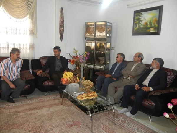 حضور معاون توسعه مدیریت و منابع دانشگاه فرهنگیان  و همکاران در دیدار با خانواده ی محترم همکار ایثارگر و جانباز آقای ابراهیم خیراله زاده