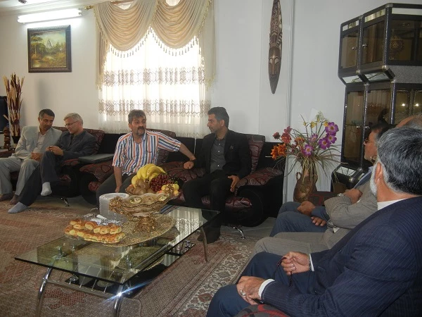 حضور معاون توسعه مدیریت و منابع دانشگاه فرهنگیان  و همکاران در دیدار با خانواده ی محترم همکار ایثارگر و جانباز آقای ابراهیم خیراله زاده