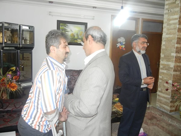 حضور معاون توسعه مدیریت و منابع دانشگاه فرهنگیان  و همکاران در دیدار با خانواده ی محترم همکار ایثارگر و جانباز آقای ابراهیم خیراله زاده