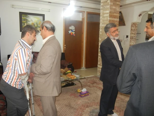 حضور معاون توسعه مدیریت و منابع دانشگاه فرهنگیان  و همکاران در دیدار با خانواده ی محترم همکار ایثارگر و جانباز آقای ابراهیم خیراله زاده