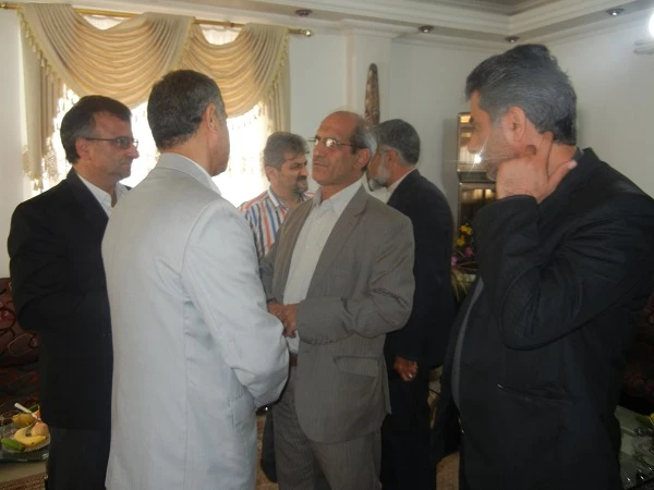 حضور معاون توسعه مدیریت و منابع دانشگاه فرهنگیان  و همکاران در دیدار با خانواده ی محترم همکار ایثارگر و جانباز آقای ابراهیم خیراله زاده