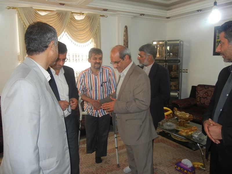 حضور معاون محترم توسعه مدیریت و منابع دانشگاه فرهنگیان  و همکاران برای دیدار با خانواده ی محترم همکار ایثارگر و جانباز مرکز آقای ابراهیم خیراله زاده