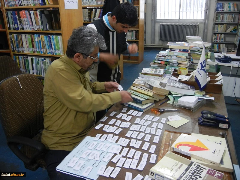 فعالیت های مسئول کتابخانه و دانشجویان در کتابخانه بر اساس شیوه جدید کد گزاری کتاب های مرکز