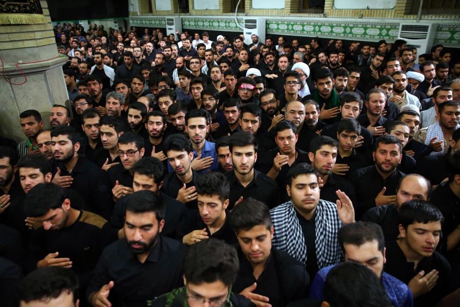 همزمان با دهه محرم عزاداری جمعی از دانشجویان و مسئولین مرکز شهید رجائی بابل در محضر رهبر معظم انقلاب در حسینیه امام خمینی 4