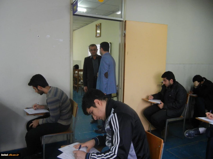 برگزاری امتحانات نیمسال اول تحصیلی 96-95 دانشجویان در طبقه دوم ساختمان آموزشی شهید صیادی مرکز