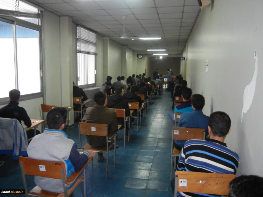 برگزاری امتحانات نیمسال اول تحصیلی 96-95 دانشجویان در طبقه دوم ساختمان آموزشی شهید صیادی مرکز