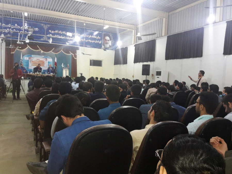 مناظره سیاسی در مرکز