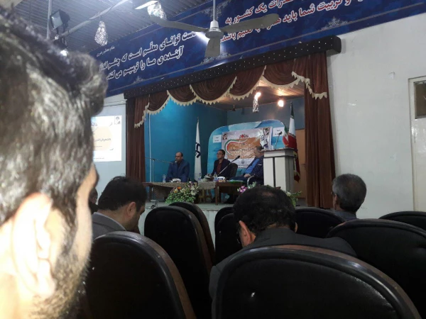 مناظره سیاسی در مرکز