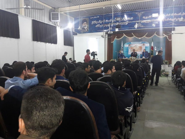 مناظره سیاسی در مرکز