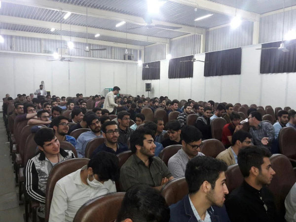 مناظره سیاسی در مرکز