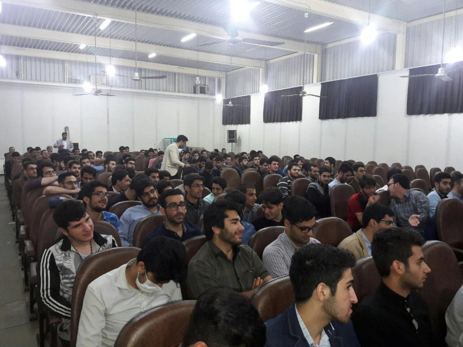 مناظره سیاسی در مرکز