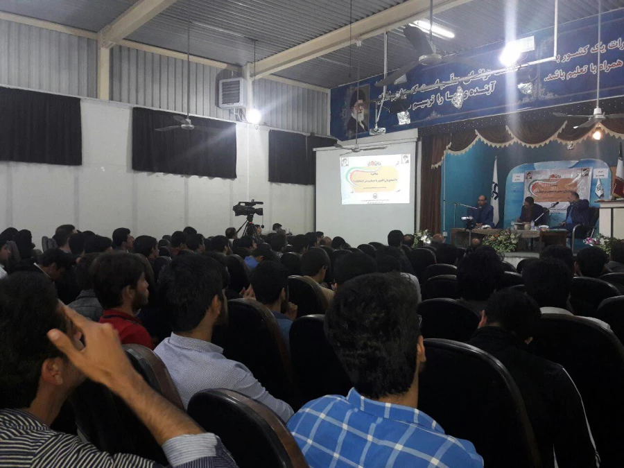 مناظره سیاسی در مرکز