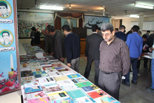 نمایشگاه کتاب جدیدالتالیف در مرکز