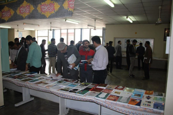 نمایشگاه کتاب جدیدالتالیف در مرکز