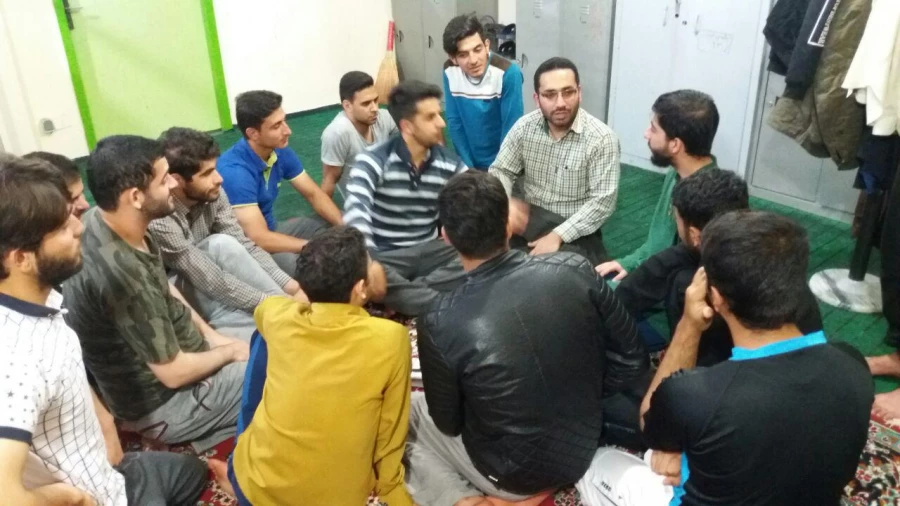 جلسه آشنایی با تغذیه سالم در خوابگاه شهید علامه زاده مرکز توسط کانون سلامت و طب سنتی