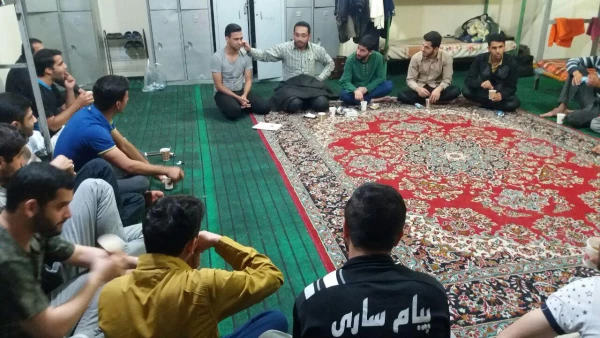 جلسه آشنایی با تغذیه سالم در خوابگاه شهید علامه زاده مرکز توسط کانون سلامت و طب سنتی