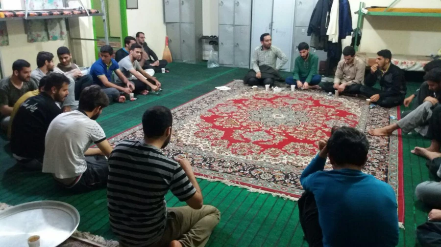 جلسه آشنایی با تغذیه سالم در خوابگاه شهید علامه زاده مرکز توسط کانون سلامت و طب سنتی