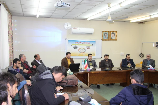 امام خامنه ای : انقلابی شدن خوب است اما انقلابی ماندن سخت است .