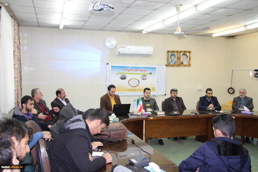 امام خامنه ای : انقلابی شدن خوب است اما انقلابی ماندن سخت است .