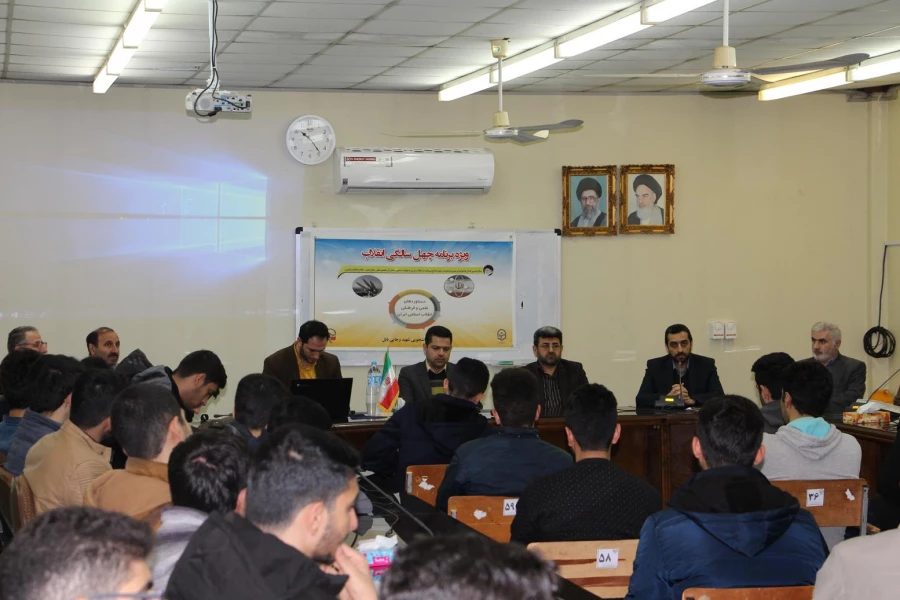 امام خامنه ای : انقلابی شدن خوب است اما انقلابی ماندن سخت است .