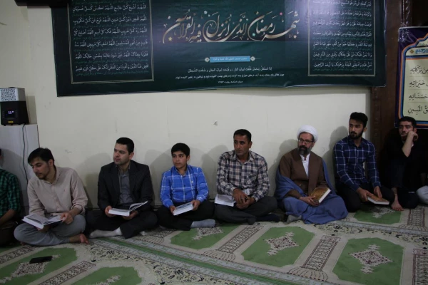 با حضور مسئولان مرکز در ضیافت افطار دانشجویی برگزار گردید:
مراسم پرفیض محفل انس با قرآن 3