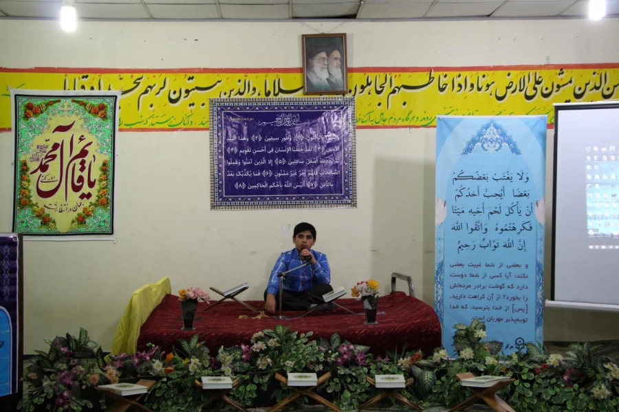 با حضور مسئولان مرکز در ضیافت افطار دانشجویی برگزار گردید:
مراسم پرفیض محفل انس با قرآن 4