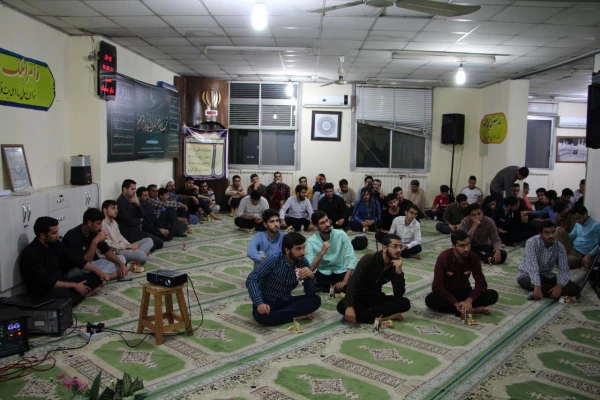 با حضور مسئولان مرکز در ضیافت افطار دانشجویی برگزار گردید:
مراسم پرفیض محفل انس با قرآن 6