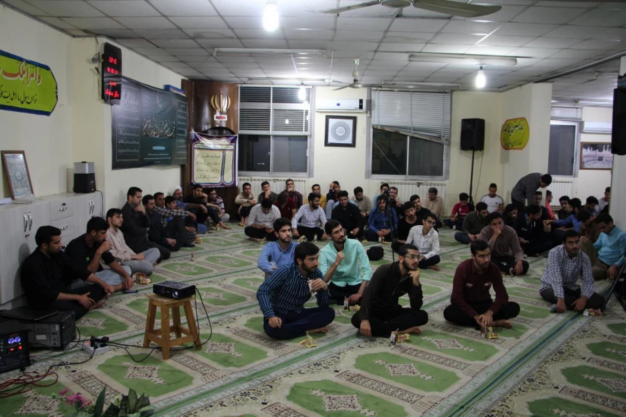 با حضور مسئولان مرکز در ضیافت افطار دانشجویی برگزار گردید:
مراسم پرفیض محفل انس با قرآن 6