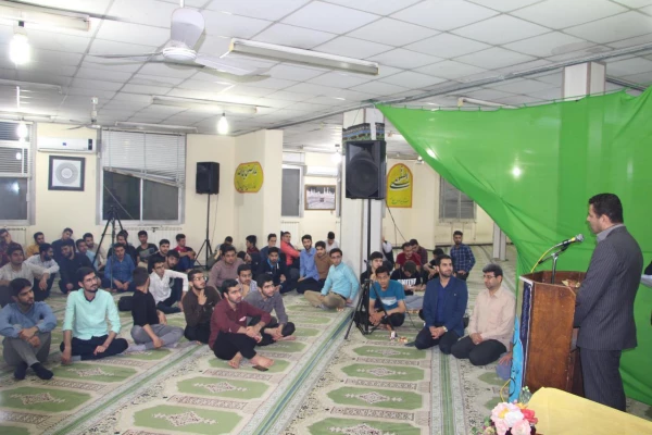 با حضور مسئولان مرکز در ضیافت افطار دانشجویی برگزار گردید:
مراسم پرفیض محفل انس با قرآن 9