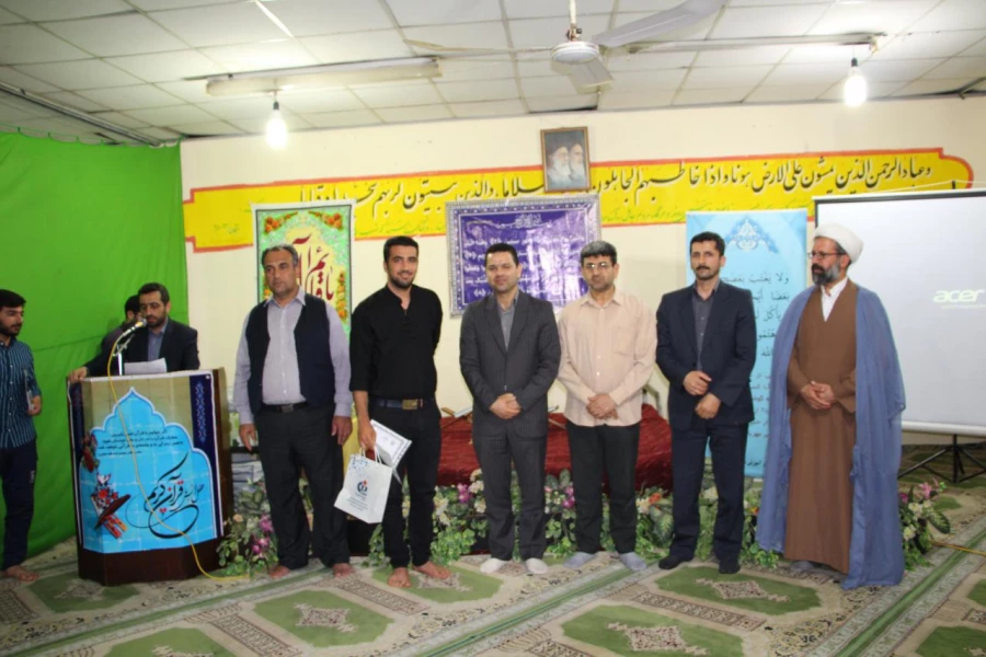 با حضور مسئولان مرکز در ضیافت افطار دانشجویی برگزار گردید:
مراسم پرفیض محفل انس با قرآن 10