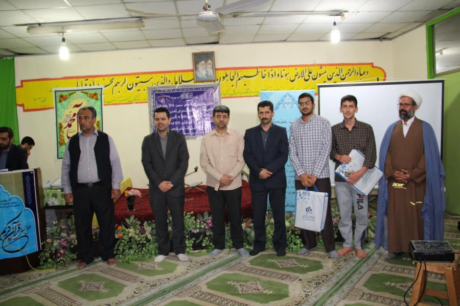 با حضور مسئولان مرکز در ضیافت افطار دانشجویی برگزار گردید:
مراسم پرفیض محفل انس با قرآن 11