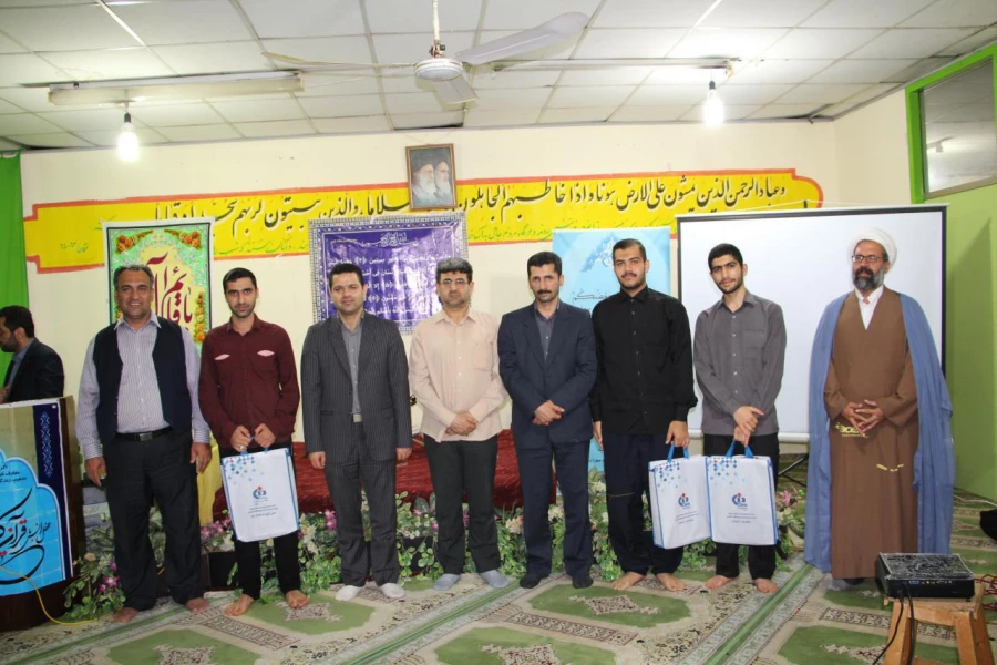 با حضور مسئولان مرکز در ضیافت افطار دانشجویی برگزار گردید:
مراسم پرفیض محفل انس با قرآن 12