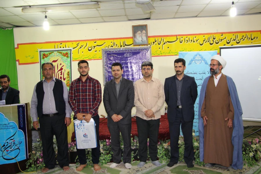 با حضور مسئولان مرکز در ضیافت افطار دانشجویی برگزار گردید:
مراسم پرفیض محفل انس با قرآن 13