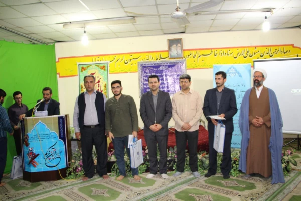 با حضور مسئولان مرکز در ضیافت افطار دانشجویی برگزار گردید:
مراسم پرفیض محفل انس با قرآن 15