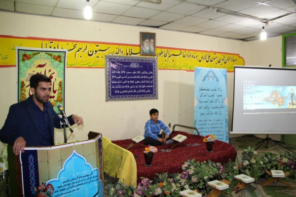 با حضور مسئولان مرکز در ضیافت افطار دانشجویی برگزار گردید:
مراسم پرفیض محفل انس با قرآن 17