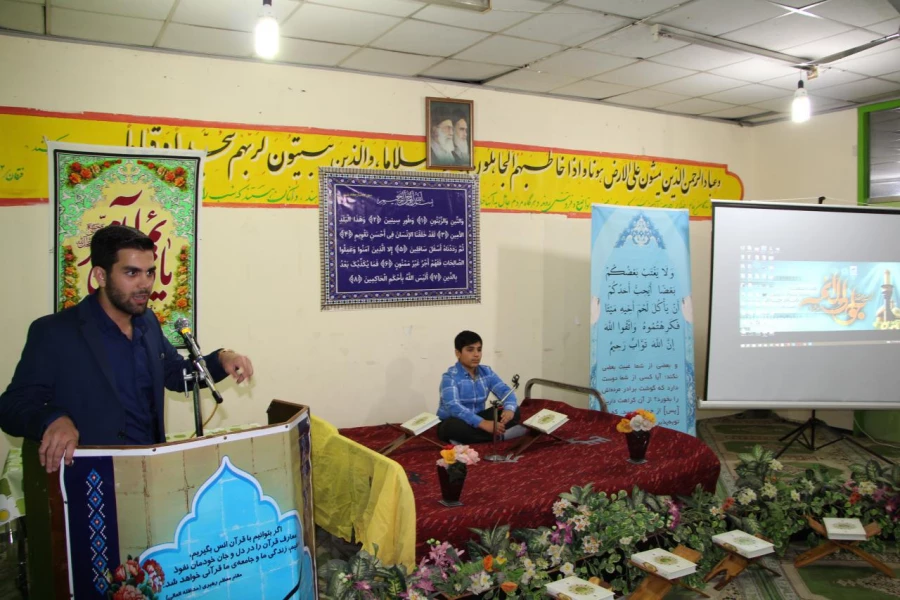 با حضور مسئولان مرکز در ضیافت افطار دانشجویی برگزار گردید:
مراسم پرفیض محفل انس با قرآن 17