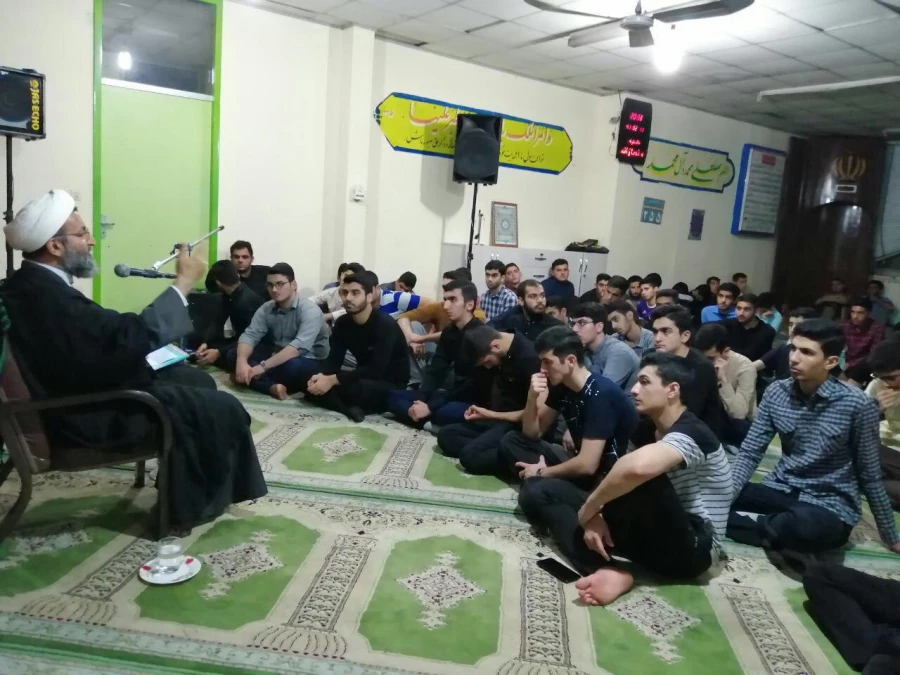 به همت انجمن علمی الهیات برگزار گردید:
محفل پرسمان عاشورایی با حضور حجت الاسلام دکتر مرادیان 5