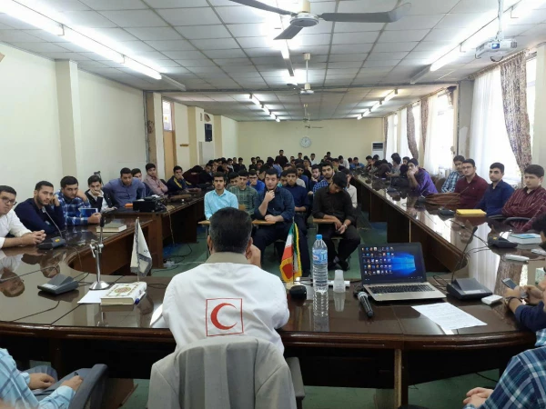 کانون هلال احمر مرکز برگزار نمود:
همایش دنیایی در انتظار صلح 4