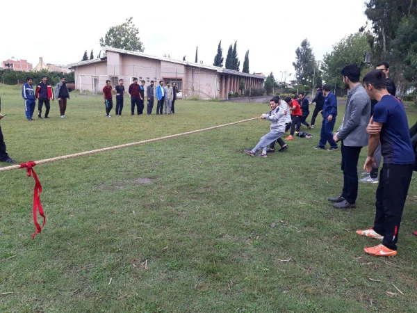 به مناسبت گرامیداشت هفته تربیت بدنی برگزار گردید:
انجام برنامه های متنوع ورزشی با حضور مسئولان و دانشجو معلمان 7