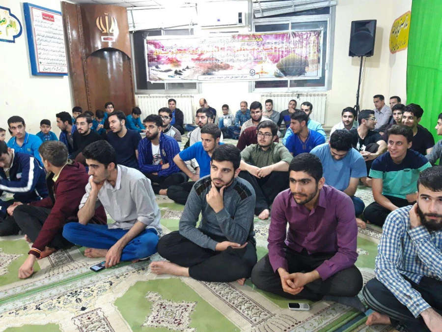 بسیج دانشجویی و کانون قران برگزار نمود:
محفل انس با قرآن 2