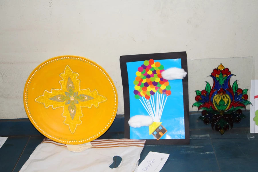  برگزار ی نمایشگاه آثار هنر های دستی دانشجویی در مرکز  3