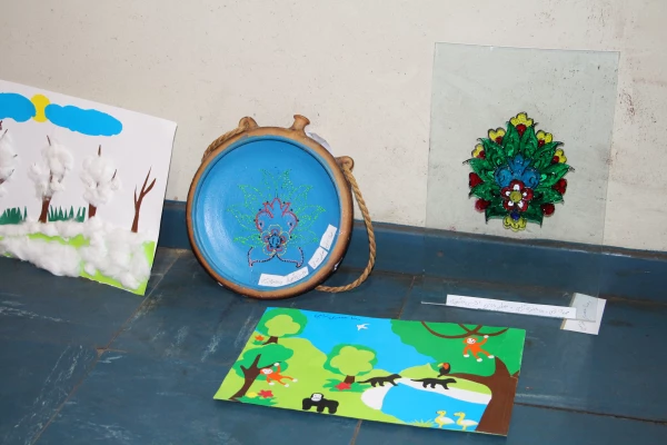  برگزار ی نمایشگاه آثار هنر های دستی دانشجویی در مرکز  4