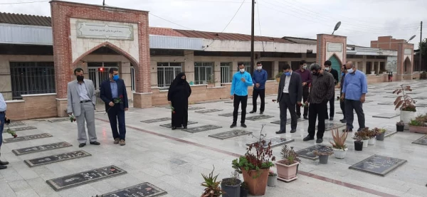 همزمان با هفته دفاع مقدس صورت پذیرفت  :
آئین غبار روبی و تجدید پیمان با شهدا و امام شهدا  5