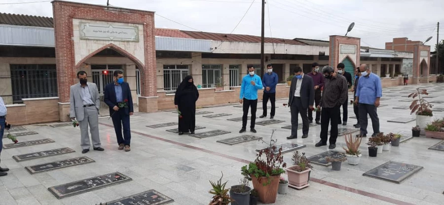 همزمان با هفته دفاع مقدس صورت پذیرفت  :
آئین غبار روبی و تجدید پیمان با شهدا و امام شهدا  5