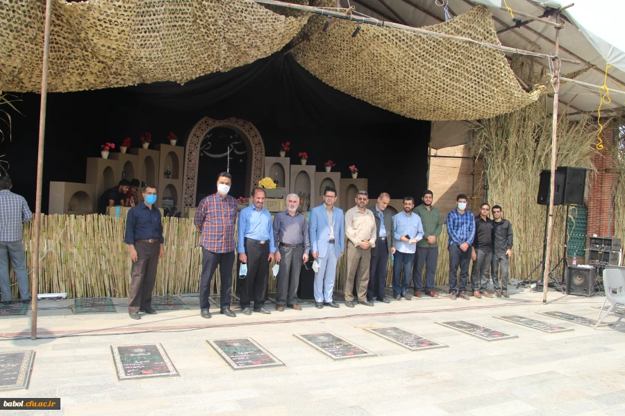 به مناسبت هفته دفاع مقدس :
مراسم غبار روبی و عطر افشانی  مزار شهدا  توسط همکاران اداری ، هیات علمی و جمعی از دانشجویان برگزار گردید. 2